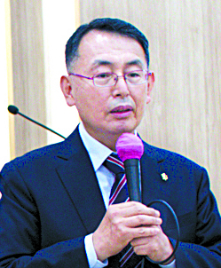 홍철기 목사.jpg